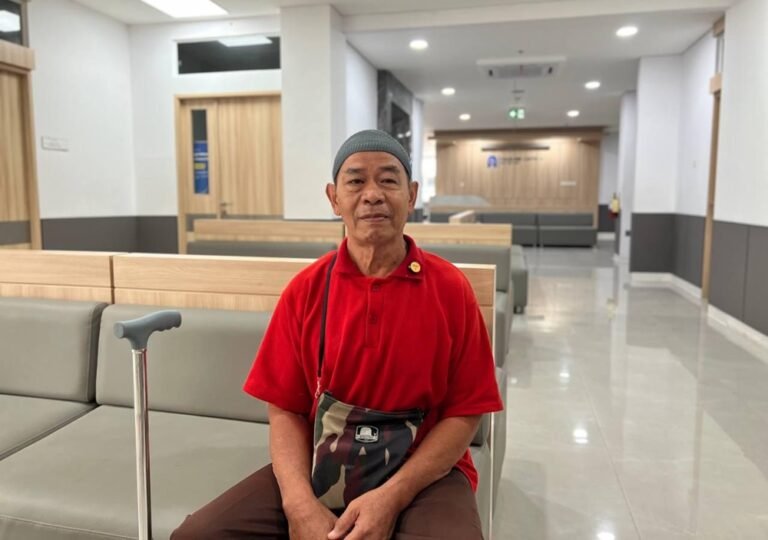 Sukisno (70), warga Kota Salatiga, merasakan manfaat Program Jaminan Kesehatan Nasional (JKN) setelah mengalami serangan stroke dan menjalani perawatan intensif serta terapi rutin selama setahun terakhir. Dengan pembiayaan yang dijamin melalui kepesertaan JKN yang ditanggung Pemerintah Kota Salatiga, ia dapat mengakses layanan kesehatan tanpa terbebani biaya hingga kondisinya berangsur pulih dan kembali beraktivitas.