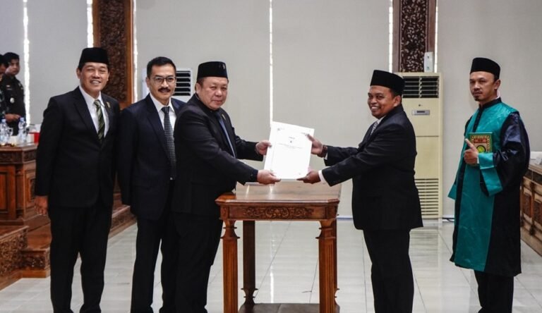 DPRD Kota Salatiga melantik Sularman sebagai anggota DPRD Pengganti Antarwaktu (PAW) sisa masa jabatan 2024–2029 dalam Rapat Paripurna di Ruang Bhinneka Tunggal Ika, Senin (18/5/2026). Sularman menggantikan Heru Prastyo berdasarkan SK Gubernur Jawa Tengah dan langsung menempati sejumlah posisi strategis di DPRD.