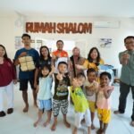 DPW PKS Jawa Tengah menyalurkan paket daging kurban kepada Panti Asuhan Katolik Rumah Shalom di Kota Semarang dalam rangka program Syiar Dzulhijjah 1447 Hijriah, Jumat (29/5/2026). Dari sekitar 800 paket daging yang dihasilkan dari penyembelihan lima sapi dan satu kambing, sebanyak 25 paket diberikan sebagai bentuk kepedulian sosial dan upaya memperkuat harmoni serta persaudaraan lintas agama di tengah masyarakat.