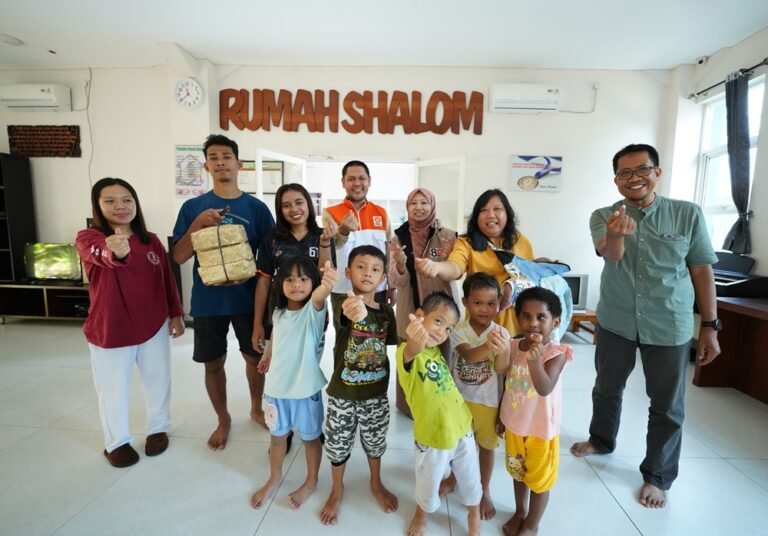 DPW PKS Jawa Tengah menyalurkan paket daging kurban kepada Panti Asuhan Katolik Rumah Shalom di Kota Semarang dalam rangka program Syiar Dzulhijjah 1447 Hijriah, Jumat (29/5/2026). Dari sekitar 800 paket daging yang dihasilkan dari penyembelihan lima sapi dan satu kambing, sebanyak 25 paket diberikan sebagai bentuk kepedulian sosial dan upaya memperkuat harmoni serta persaudaraan lintas agama di tengah masyarakat.