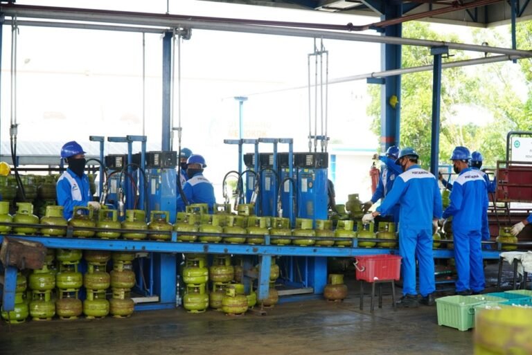 PT Pertamina Patra Niaga Regional Jawa Bagian Tengah menambah pasokan LPG 3 kilogram sebanyak 1.567.660 tabung di Jawa Tengah dan DIY menjelang Hari Raya Iduladha 1447 H serta libur panjang akhir Mei 2026. Tambahan stok melalui skema fakultatif dan extra dropping dilakukan untuk mengantisipasi lonjakan konsumsi rumah tangga, menjaga ketersediaan energi di pangkalan resmi, serta memastikan masyarakat dapat menjalankan ibadah dan aktivitas selama libur dengan nyaman.