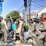 Satuan Polisi Pamong Praja Kota Salatiga menertibkan pengamen dan badut jalanan di sejumlah persimpangan pada Jumat (15/5/2026) setelah menerima banyak aduan masyarakat terkait penggunaan sound system berlebihan yang mengganggu kenyamanan pengguna jalan. Dalam operasi tersebut, petugas mengamankan empat pengamen dan tiga unit sound system serta memberikan pembinaan agar tidak mengulangi aktivitas serupa.
