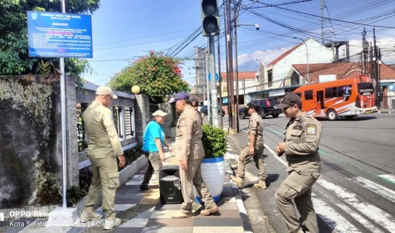 Satuan Polisi Pamong Praja Kota Salatiga menertibkan pengamen dan badut jalanan di sejumlah persimpangan pada Jumat (15/5/2026) setelah menerima banyak aduan masyarakat terkait penggunaan sound system berlebihan yang mengganggu kenyamanan pengguna jalan. Dalam operasi tersebut, petugas mengamankan empat pengamen dan tiga unit sound system serta memberikan pembinaan agar tidak mengulangi aktivitas serupa.