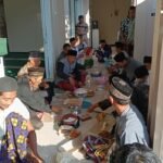 Warga Dukuh Gambirsari RW 10, Randuacir, Salatiga, menggelar tradisi Kenduren-nan di serambi Masjid Nuril Anwar - Al Khair 7 untuk merayakan Iduladha. Seluruh warga lintas agama berdoa bersama lalu makan kembul bujana dari hidangan gotong royong. Ketua RW berharap kebersamaan ini terus terjalin erat ke depan.