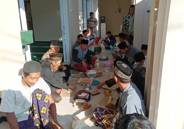 Warga Dukuh Gambirsari RW 10, Randuacir, Salatiga, menggelar tradisi Kenduren-nan di serambi Masjid Nuril Anwar - Al Khair 7 untuk merayakan Iduladha. Seluruh warga lintas agama berdoa bersama lalu makan kembul bujana dari hidangan gotong royong. Ketua RW berharap kebersamaan ini terus terjalin erat ke depan.