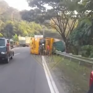 Kecelakaan truk bermuatan triplek terjadi di Jalan Lingkar Ambarawa, Kabupaten Semarang, Jumat pagi, tepatnya di bawah Bukit Eling Bening jalur arah selatan. Truk diduga terguling setelah menghindari bus yang menyalip dan terlalu menepi. Petugas langsung menuju lokasi, sementara arus lalu lintas dilaporkan merambat di kedua arah.