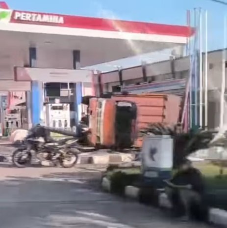 Sebuah truk terguling di area SPBU Silayur, Jalan Prof. Hamka, Ngaliyan, Semarang, Selasa (12/5/2026). Pengelola SPBU menutup sementara layanan transaksi demi keamanan sambil menunggu proses evakuasi truk dan pembersihan muatan karung yang sempat tercecer di lokasi kejadian.