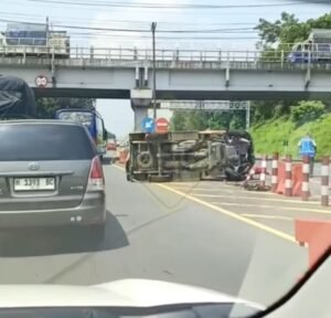 Kecelakaan truk terguling terjadi di bukaan median Jalan Tol Semarang ABC KM 422 Manyaran, Kamis siang. Posisi badan truk sempat melintang di tengah median, namun tidak menutup lajur arah Jatingaleh maupun Krapyak. Petugas langsung melakukan penanganan dan proses evakuasi hingga kendaraan berhasil dipindahkan sekitar pukul 11.50 WIB.