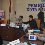 Pemerintah Kota Salatiga menggelar rapat koordinasi lintas sektor untuk mematangkan persiapan sebagai tuan rumah Porprov Jateng XVII Tahun 2026 dengan menargetkan 52 medali emas melalui penguatan sinergi, peningkatan fasilitas olahraga, dukungan UMKM, serta keterlibatan sponsor dan masyarakat.