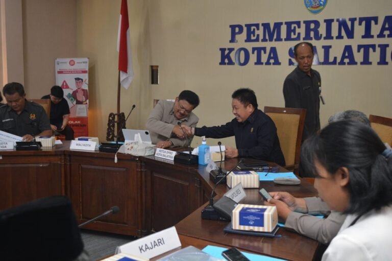 Pemerintah Kota Salatiga menggelar rapat koordinasi lintas sektor untuk mematangkan persiapan sebagai tuan rumah Porprov Jateng XVII Tahun 2026 dengan menargetkan 52 medali emas melalui penguatan sinergi, peningkatan fasilitas olahraga, dukungan UMKM, serta keterlibatan sponsor dan masyarakat.