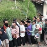 Ratusan warga Muslim, Kristen, Katolik, dan Buddha di Dusun Thekelan, Desa Batur, Kecamatan Getasan, Kabupaten Semarang, merayakan Waisak 2570 BE dengan tradisi saling mengucapkan selamat usai ibadah di Vihara Buddha Bhumika, Minggu (31/5/2026). Tradisi yang telah berlangsung puluhan tahun ini menjadi simbol kerukunan, toleransi, dan persaudaraan antarumat beragama yang terus dijaga oleh masyarakat setempat.