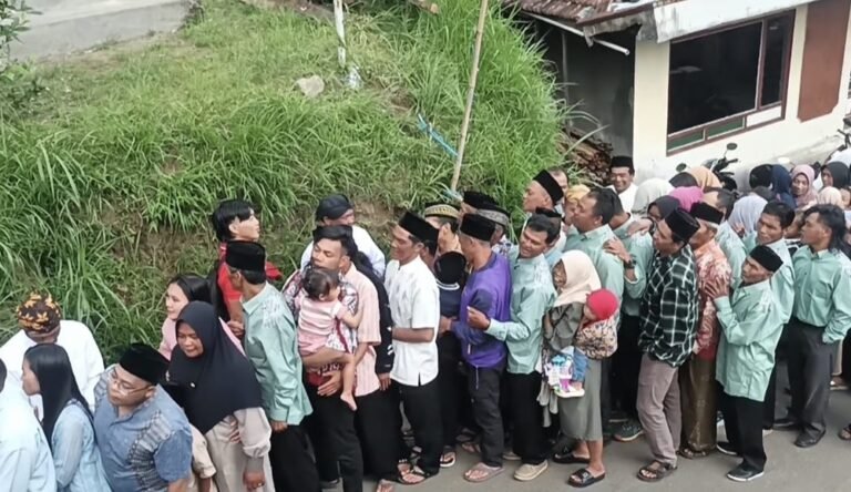 Ratusan warga Muslim, Kristen, Katolik, dan Buddha di Dusun Thekelan, Desa Batur, Kecamatan Getasan, Kabupaten Semarang, merayakan Waisak 2570 BE dengan tradisi saling mengucapkan selamat usai ibadah di Vihara Buddha Bhumika, Minggu (31/5/2026). Tradisi yang telah berlangsung puluhan tahun ini menjadi simbol kerukunan, toleransi, dan persaudaraan antarumat beragama yang terus dijaga oleh masyarakat setempat.
