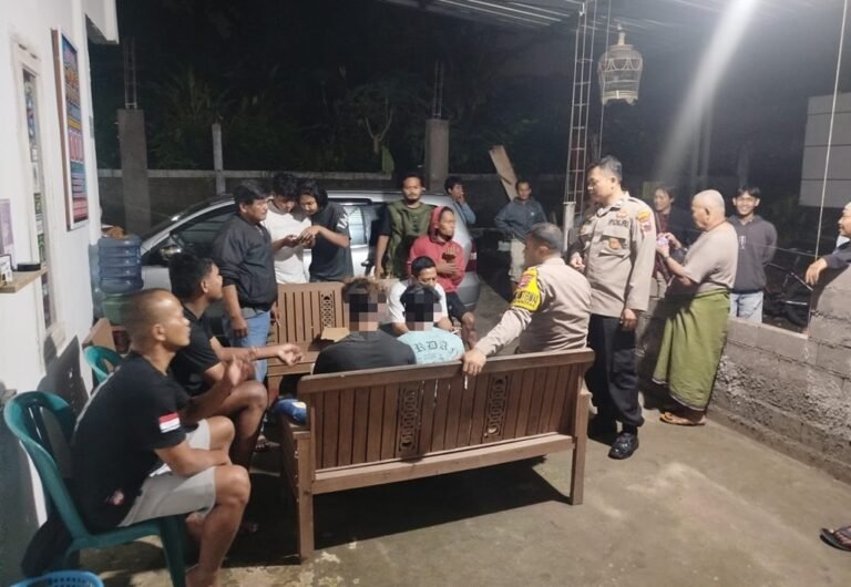 Warga Ngaliyan, Kelurahan Kecandran, Kecamatan Sidomukti, Kota Salatiga menangkap dua terduga pelaku pencurian kotak amal Masjid Baitul Arif saat ronda malam, Rabu (20/5/2026) dini hari. Kedua terduga diamankan setelah warga curiga dengan gerak-gerik mereka di area masjid, lalu diserahkan kepada polisi untuk menjalani pemeriksaan lebih lanjut terkait dugaan tindak pidana pencurian.