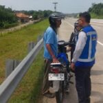 Seorang pengendara sepeda motor nekat memasuki Ruas Tol Batang–Semarang melalui Gerbang Tol Kandeman, Jumat siang (15/5/2026). Petugas PT Jasamarga Semarang Batang bersama patroli jalan tol melakukan pengejaran hingga pengendara berhasil diamankan di sekitar KM 353 A untuk diberikan pembinaan dan edukasi keselamatan.