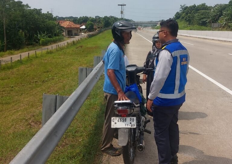 Seorang pengendara sepeda motor nekat memasuki Ruas Tol Batang–Semarang melalui Gerbang Tol Kandeman, Jumat siang (15/5/2026). Petugas PT Jasamarga Semarang Batang bersama patroli jalan tol melakukan pengejaran hingga pengendara berhasil diamankan di sekitar KM 353 A untuk diberikan pembinaan dan edukasi keselamatan.