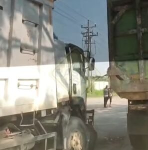 Arus lalu lintas di Jalan Lingkar Kaliwungu, Kabupaten Kendal, jalur arah barat menuju Kendal tersendat akibat insiden truk tabrak belakang dan sebuah truk mogok di lajur kanan, Kamis. Dua kejadian yang berdekatan itu menyebabkan antrean kendaraan mengular hingga jembatan pertama Lingkar Kaliwungu dan masih dalam penanganan petugas.
