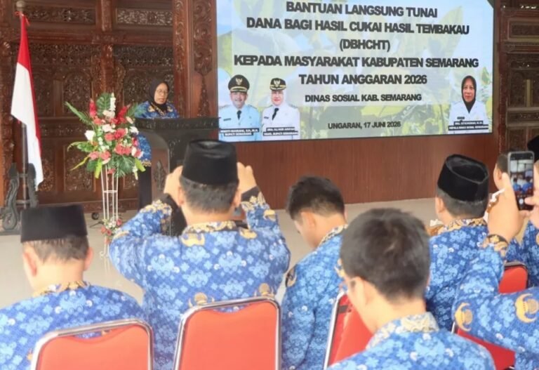 Pemerintah Kabupaten Semarang melalui Dinas Sosial akan menyalurkan Bantuan Langsung Tunai (BLT) DBHCHT 2026 kepada 2.393 warga di 92 desa dan kelurahan mulai Juni 2026. Bantuan diberikan kepada buruh tani tembakau, buruh dan petani cengkih, serta warga kurang mampu untuk mendukung kesejahteraan dan produktivitas mereka.