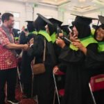 Sebanyak 2.596 Keluarga Penerima Manfaat (KPM) Program Keluarga Harapan (PKH) di Kabupaten Klaten resmi keluar dari data kemiskinan dan diwisuda dalam graduasi mandiri di Graha Bung Karno, Selasa (30/6/2026). Keberhasilan tersebut diraih melalui graduasi mandiri dan Program Pemberdayaan Sosial Ekonomi, sebagai wujud peningkatan kesejahteraan serta kemandirian ekonomi keluarga penerima bantuan.