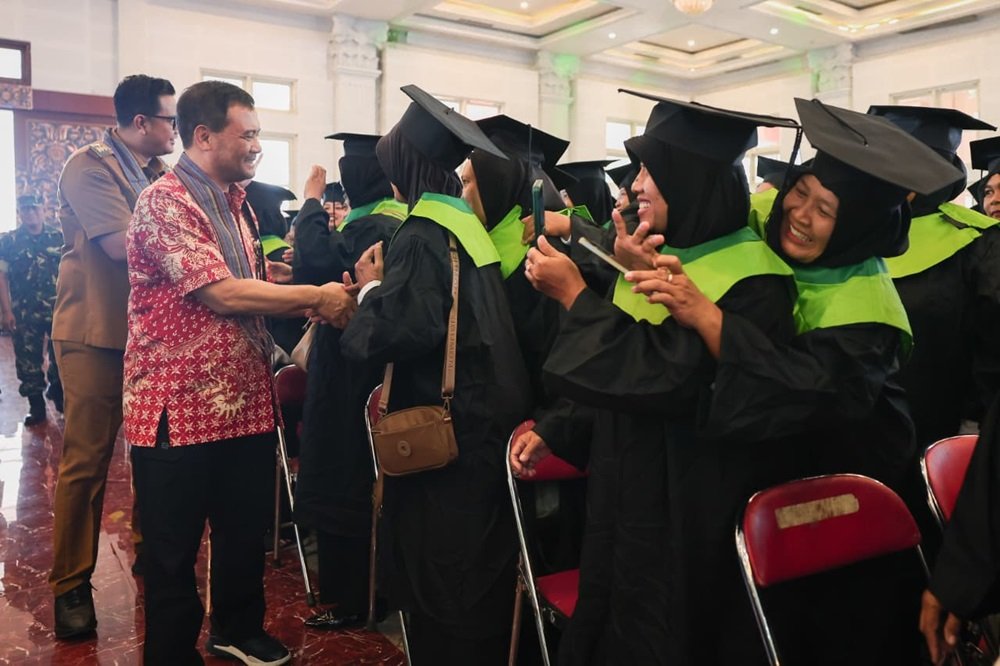 Sebanyak 2.596 Keluarga Penerima Manfaat (KPM) Program Keluarga Harapan (PKH) di Kabupaten Klaten resmi keluar dari data kemiskinan dan diwisuda dalam graduasi mandiri di Graha Bung Karno, Selasa (30/6/2026). Keberhasilan tersebut diraih melalui graduasi mandiri dan Program Pemberdayaan Sosial Ekonomi, sebagai wujud peningkatan kesejahteraan serta kemandirian ekonomi keluarga penerima bantuan.