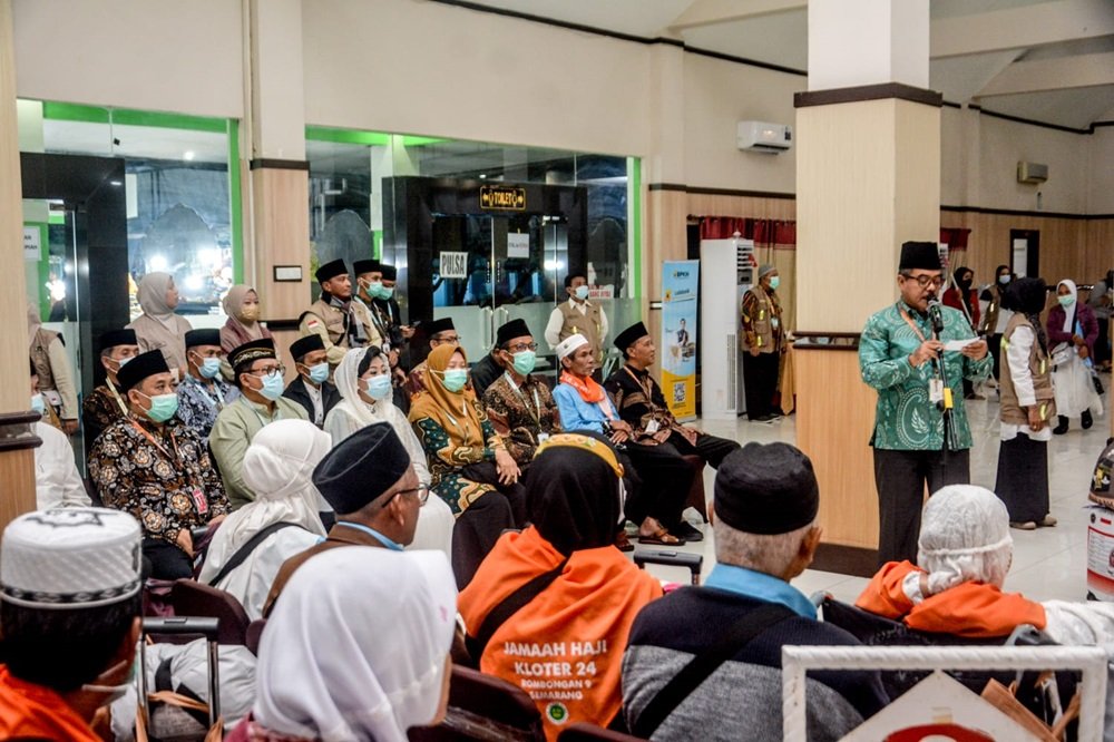 Sebanyak 215 jemaah haji asal Kota Salatiga yang tergabung dalam Kloter 24 tiba dengan selamat di Asrama Haji Donohudan, Boyolali, Kamis (11/6/2026) malam. Pemerintah Kota Salatiga menyiapkan armada bus dan pengawalan kepolisian untuk proses penjemputan hingga kepulangan jemaah ke daerah asal.