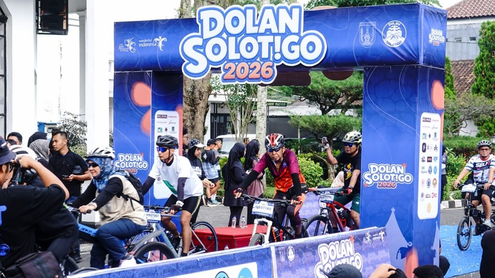 Ribuan warga memadati Halaman Pemerintah Kota Salatiga pada 21 Juni 2026 dalam gelaran Dolan Solotigo 2026. Acara yang dibuka Wali Kota Salatiga, dr. Robby Hernawan, menghadirkan fun run, fun bike, zumba, biliar, dan bazar UMKM. Melalui kolaborasi berbagai komunitas, kegiatan ini digelar untuk memperkuat pariwisata berbasis pengalaman sekaligus mendorong pertumbuhan ekonomi lokal dan promosi Kota Salatiga sebagai destinasi wisata unggulan.