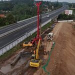 Pembangunan akses On/Off Ramp Pattimura di Kota Salatiga terus menunjukkan perkembangan dengan progres konstruksi mencapai 13,2 persen hingga Juni 2026. Proyek yang dikerjakan PT Trans Marga Jateng ini ditargetkan mulai beroperasi pada Januari 2027 untuk memperkuat konektivitas dengan Tol Semarang–Solo, memperlancar mobilitas masyarakat, serta mendorong pertumbuhan ekonomi, investasi, pendidikan, dan pariwisata di wilayah Salatiga dan sekitarnya.