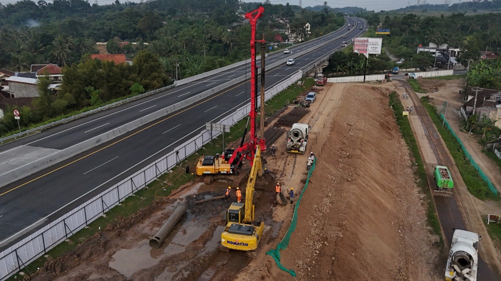 Pembangunan akses On/Off Ramp Pattimura di Kota Salatiga terus menunjukkan perkembangan dengan progres konstruksi mencapai 13,2 persen hingga Juni 2026. Proyek yang dikerjakan PT Trans Marga Jateng ini ditargetkan mulai beroperasi pada Januari 2027 untuk memperkuat konektivitas dengan Tol Semarang–Solo, memperlancar mobilitas masyarakat, serta mendorong pertumbuhan ekonomi, investasi, pendidikan, dan pariwisata di wilayah Salatiga dan sekitarnya.