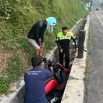 Seorang pengendara sepeda motor Honda Scoopy berinisial AF (21) meninggal dunia setelah mengalami kecelakaan tunggal di Jalan Lingkar Selatan (JLS) Salatiga, tepatnya di kawasan Kumpulrejo, Argomulyo, Sabtu pagi (20/6/2026). Kecelakaan diduga terjadi karena korban kurang konsentrasi saat berkendara hingga motornya oleng ke kiri dan masuk ke parit. Korban sempat dirawat di RSUD dr. Soebarkat Tjitrodarmodjo sebelum dinyatakan meninggal dunia.