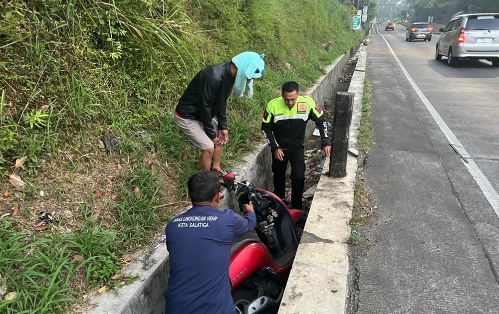 Seorang pengendara sepeda motor Honda Scoopy berinisial AF (21) meninggal dunia setelah mengalami kecelakaan tunggal di Jalan Lingkar Selatan (JLS) Salatiga, tepatnya di kawasan Kumpulrejo, Argomulyo, Sabtu pagi (20/6/2026). Kecelakaan diduga terjadi karena korban kurang konsentrasi saat berkendara hingga motornya oleng ke kiri dan masuk ke parit. Korban sempat dirawat di RSUD dr. Soebarkat Tjitrodarmodjo sebelum dinyatakan meninggal dunia.
