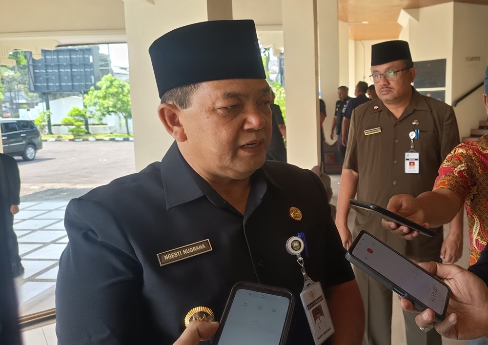 Realisasi Pendapatan Asli Daerah (PAD) Kabupaten Semarang pada 2025 belum sepenuhnya memenuhi target, terutama dari sektor parkir, pariwisata, dan pajak hotel. Bupati Semarang Ngesti Nugraha menyampaikan hal tersebut usai rapat paripurna APBD 2025, Rabu (24/6/2026), seraya menegaskan perlunya evaluasi dan penguatan destinasi wisata untuk mendongkrak kunjungan serta pendapatan daerah di tengah tingkat okupansi hotel yang menurun.