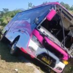 Kecelakaan tunggal sebuah bus Isuzu yang mengangkut rombongan wisata terjadi di KM 454+200 Tol Bawen–Salatiga, Kabupaten Semarang, Selasa (30/6/2026) pagi. Diduga akibat pengemudi kehilangan konsentrasi, bus keluar jalur dan masuk ke parit sehingga menyebabkan dua penumpang meninggal dunia, dua lainnya luka-luka, serta kendaraan mengalami kerusakan.