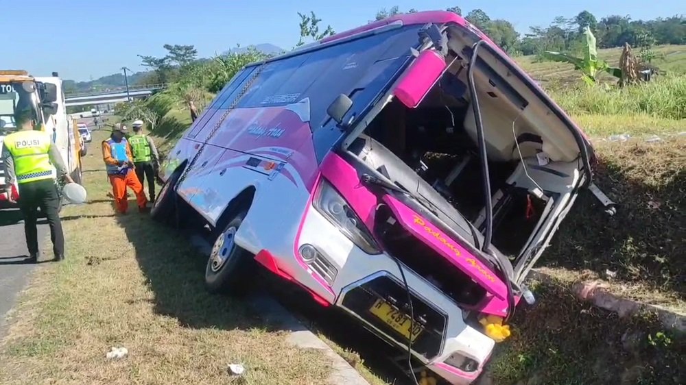 Kecelakaan tunggal sebuah bus Isuzu yang mengangkut rombongan wisata terjadi di KM 454+200 Tol Bawen–Salatiga, Kabupaten Semarang, Selasa (30/6/2026) pagi. Diduga akibat pengemudi kehilangan konsentrasi, bus keluar jalur dan masuk ke parit sehingga menyebabkan dua penumpang meninggal dunia, dua lainnya luka-luka, serta kendaraan mengalami kerusakan.