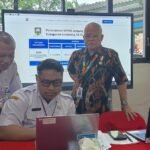 Pelaksanaan Sistem Penerimaan Murid Baru (SPMB) 2026 di Kabupaten Semarang memicu kekhawatiran sejumlah orang tua karena status pendaftaran anak belum terverifikasi hingga hari kedua pelaksanaan, Rabu (3/6/2026). Banyak calon murid mendatangi SMP Negeri 2 Ungaran untuk memastikan proses seleksi, sementara pihak sekolah menyebut verifikasi dilakukan bertahap akibat tingginya jumlah pendaftar dan banyaknya kesalahan administrasi.