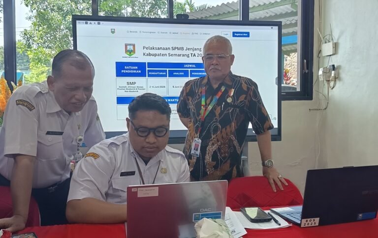 Pelaksanaan Sistem Penerimaan Murid Baru (SPMB) 2026 di Kabupaten Semarang memicu kekhawatiran sejumlah orang tua karena status pendaftaran anak belum terverifikasi hingga hari kedua pelaksanaan, Rabu (3/6/2026). Banyak calon murid mendatangi SMP Negeri 2 Ungaran untuk memastikan proses seleksi, sementara pihak sekolah menyebut verifikasi dilakukan bertahap akibat tingginya jumlah pendaftar dan banyaknya kesalahan administrasi.