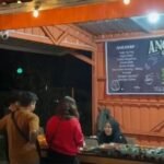 Angkringan Godong Lumbu di samping Pos Polisi Taman Kecandran, Kota Salatiga, menjadi pilihan tempat istirahat bagi pengendara yang melintas di Jalan Lingkar Salatiga. Buka setiap hari pukul 16.00–23.00 WIB, angkringan ini menawarkan nasi bakar, ayam gongso, aneka sate, area parkir luas, serta suasana nyaman dengan harga terjangkau untuk berbagai kalangan pengunjung.