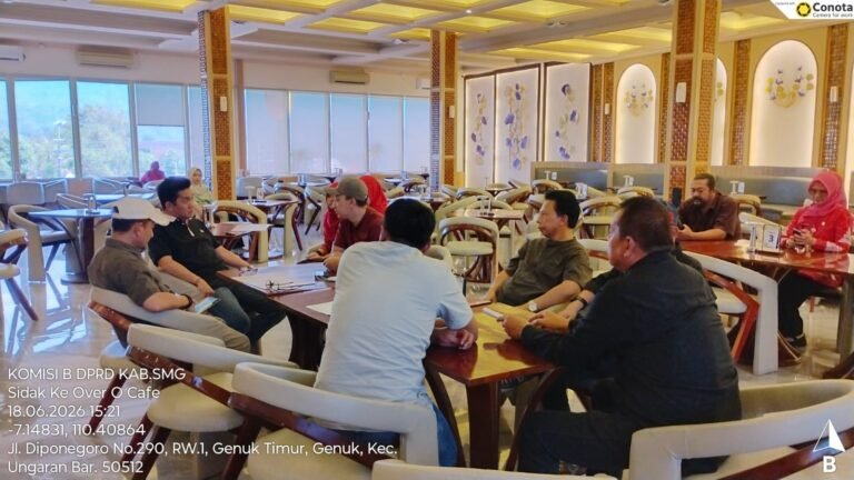 Komisi B DPRD Kabupaten Semarang mempertanyakan keabsahan izin penjualan minuman beralkohol yang dimiliki Over O Bar and Kitchen di Ungaran setelah hasil konfirmasi ke DPMPTSP dan Dinas Perdagangan menyatakan tidak pernah menerbitkan izin tersebut. Dewan meminta penjualan minuman beralkohol dihentikan sementara hingga status perizinan dan kepatuhan terhadap ketentuan jarak lokasi usaha serta kewajiban pajak dapat dipastikan sesuai aturan yang berlaku.
