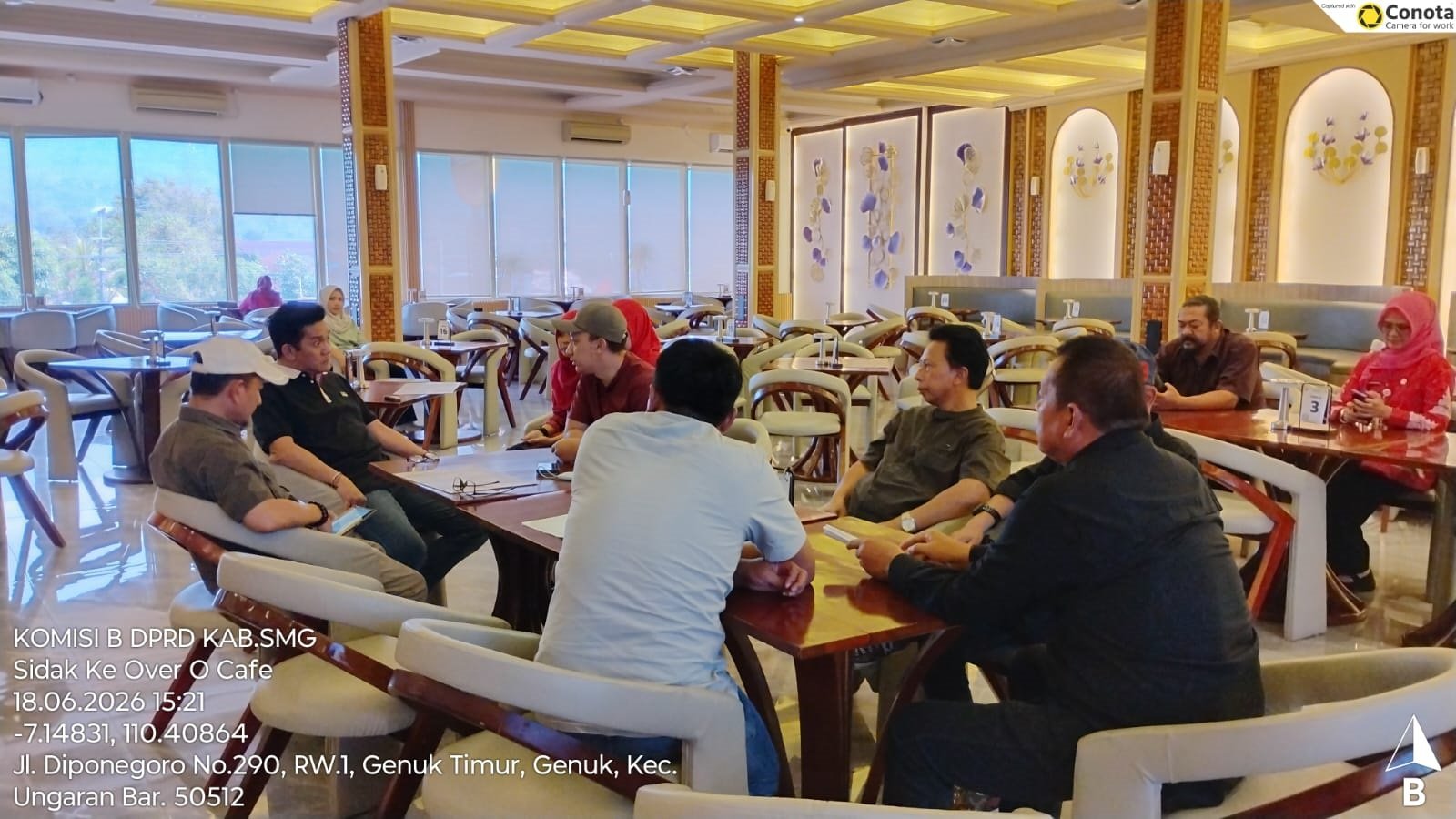 Komisi B DPRD Kabupaten Semarang mempertanyakan keabsahan izin penjualan minuman beralkohol yang dimiliki Over O Bar and Kitchen di Ungaran setelah hasil konfirmasi ke DPMPTSP dan Dinas Perdagangan menyatakan tidak pernah menerbitkan izin tersebut. Dewan meminta penjualan minuman beralkohol dihentikan sementara hingga status perizinan dan kepatuhan terhadap ketentuan jarak lokasi usaha serta kewajiban pajak dapat dipastikan sesuai aturan yang berlaku.