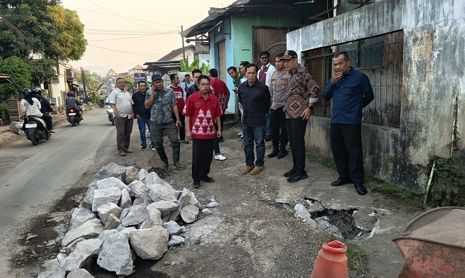 Ketua DPRD Kabupaten Semarang Bondan Marutohening bersama Komisi C, Dishub, dan DPU melakukan sidak ke ruas jalan rusak di Desa Wringinputih, Kecamatan Bergas, akibat tingginya aktivitas truk tambang pengangkut material proyek Bendungan Jragung, Kamis. Dalam inspeksi tersebut, DPRD meminta PT Mahidara Artha Sangkara segera memperbaiki jalan dan mematuhi ketentuan pengelolaan lingkungan agar kerusakan serta gangguan debu tidak terus merugikan warga.