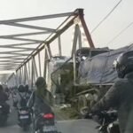 Sebuah truk trailer bermuatan baja sekitar 65 ton mengalami kecelakaan tunggal di Jembatan Kali Bodri, Kecamatan Cepiring, Kabupaten Kendal, Kamis (25/6/2026) dini hari. Kendaraan yang melaju dari Jakarta menuju Surabaya itu menabrak pelindung pilar jembatan diduga akibat pengemudi mengalami microsleep karena kelelahan. Tidak ada korban jiwa, namun truk dan struktur pengaman jembatan mengalami kerusakan.