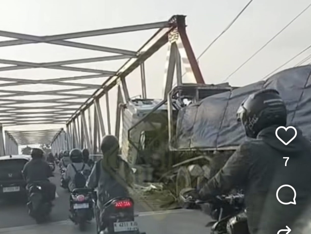 Sebuah truk trailer bermuatan baja sekitar 65 ton mengalami kecelakaan tunggal di Jembatan Kali Bodri, Kecamatan Cepiring, Kabupaten Kendal, Kamis (25/6/2026) dini hari. Kendaraan yang melaju dari Jakarta menuju Surabaya itu menabrak pelindung pilar jembatan diduga akibat pengemudi mengalami microsleep karena kelelahan. Tidak ada korban jiwa, namun truk dan struktur pengaman jembatan mengalami kerusakan.