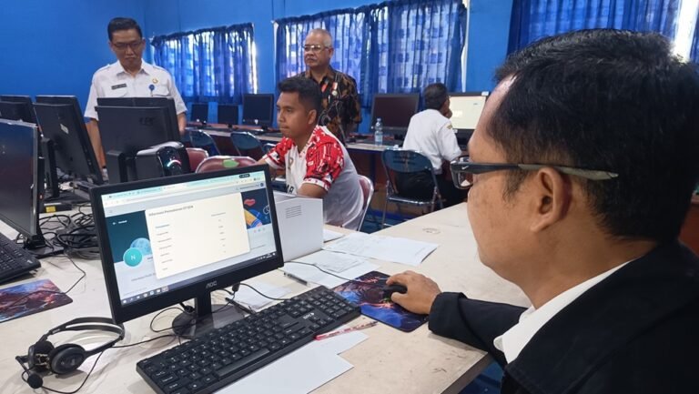 Disdikbudpora Kabupaten Semarang memperketat verifikasi piagam prestasi pada pelaksanaan SPMB 2026 untuk memastikan keabsahan dokumen calon peserta didik jalur prestasi. Proses pemeriksaan dilakukan hingga malam hari karena tingginya jumlah piagam yang masuk, sekaligus mengantisipasi penggunaan dokumen tidak sesuai ketentuan dalam seleksi penerimaan siswa baru.