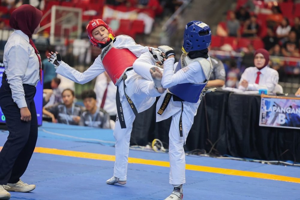 Sebanyak 2.935 atlet taekwondo dari enam provinsi mengikuti Gubernur Jateng Cup Taekwondo Open Tournament 2026 di GOR Jatidiri Semarang yang resmi dibuka Gubernur Jawa Tengah Ahmad Luthfi, Sabtu (27/6). Kejuaraan ini menjadi bagian dari upaya Pemprov Jawa Tengah memperkuat pembinaan olahraga sejak usia dini guna mencetak atlet berprestasi dan berdaya saing di tingkat internasional.