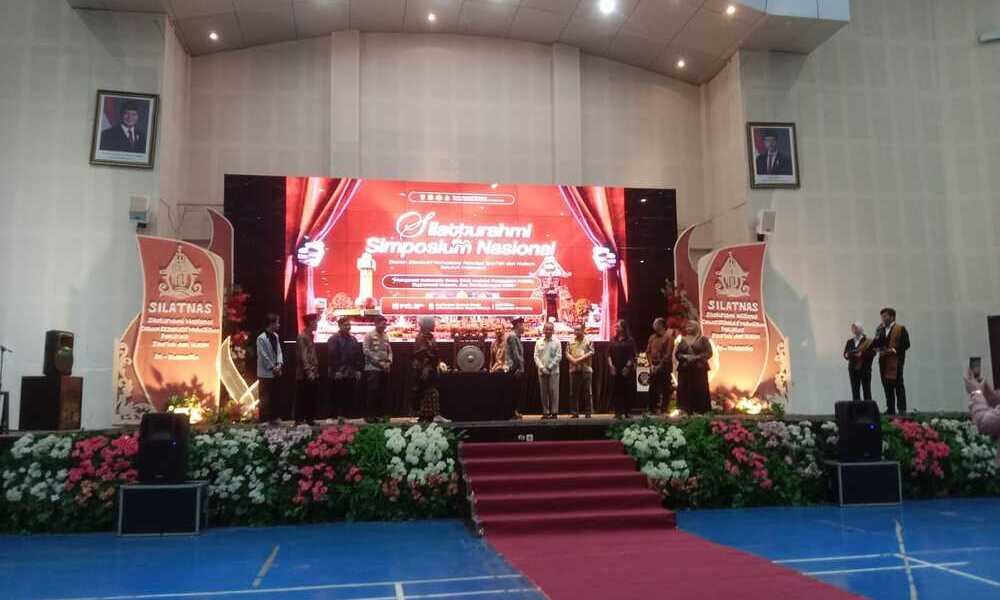 Mahasiswa Fakultas Syariah dan Hukum dari berbagai daerah di Indonesia yang tergabung dalam DEMFASNA menyoroti pelaksanaan program Makan Bergizi Gratis (MBG) dan Koperasi Desa Merah Putih (KDMP) saat Silaturahmi Nasional di UIN Salatiga, Kamis (18/6/2026). Mereka meminta pemerintah mengevaluasi program prioritas agar tepat sasaran, transparan, akuntabel, serta memberi manfaat nyata bagi masyarakat menuju Indonesia Emas 2045.