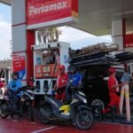Kenaikan harga BBM nonsubsidi Pertamax menjadi Rp16.250 per liter mulai dirasakan warga di Ungaran, Kabupaten Semarang, Rabu (10/6/2026). Sejumlah pengendara mengaku pengeluaran harian bertambah, namun tetap memilih Pertamax karena dinilai lebih baik untuk performa dan keawetan mesin kendaraan meski antrean Pertalite di SPBU mulai meningkat.