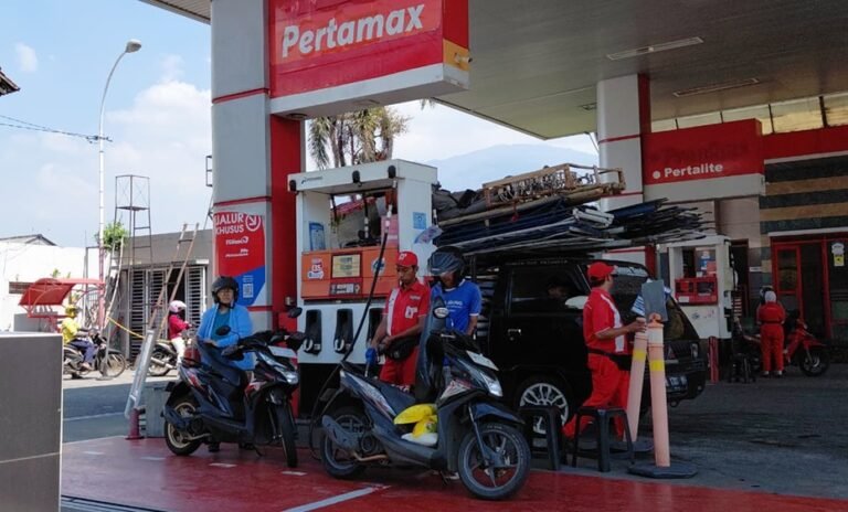 Kenaikan harga BBM nonsubsidi Pertamax menjadi Rp16.250 per liter mulai dirasakan warga di Ungaran, Kabupaten Semarang, Rabu (10/6/2026). Sejumlah pengendara mengaku pengeluaran harian bertambah, namun tetap memilih Pertamax karena dinilai lebih baik untuk performa dan keawetan mesin kendaraan meski antrean Pertalite di SPBU mulai meningkat.