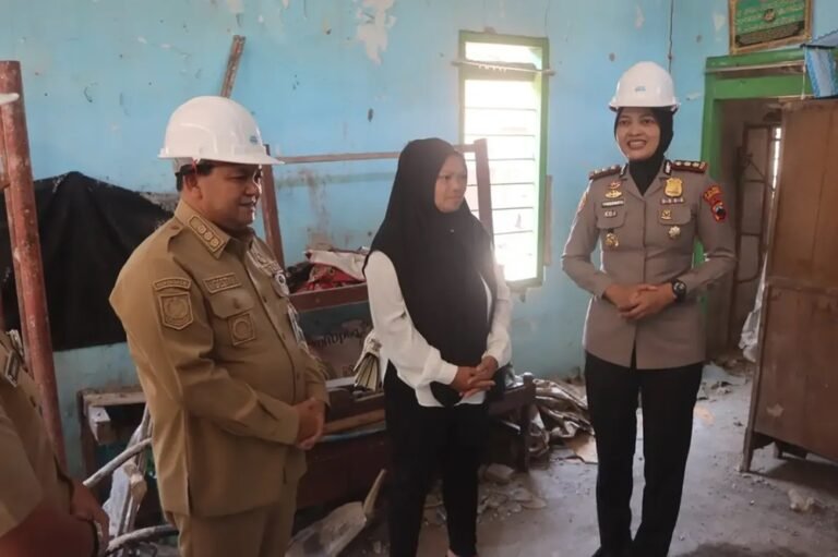 Dalam rangka Hari Bhayangkara ke-80 Tahun 2026, Polres Semarang bersama Pemerintah Kabupaten Semarang dan Baznas Kabupaten Semarang memulai program bedah tiga rumah tidak layak huni yang ditandai peletakan batu pertama di Kelurahan Candirejo, Ungaran Barat, Senin (29/6/2026). Program ini bertujuan meningkatkan kesejahteraan masyarakat melalui penyediaan hunian layak sekaligus memperkuat sinergi lintas instansi dalam membantu warga yang membutuhkan.
