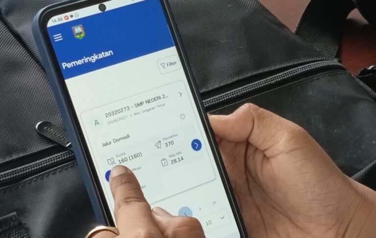 Pelaksanaan hari pertama Sistem Penerimaan Murid Baru (SPMB) daring di Kabupaten Semarang pada Selasa (2/6/2026) sempat membuat sejumlah orang tua calon siswa kebingungan saat mengunggah berkas pendaftaran. Namun, melalui sosialisasi dan pendampingan dari sekolah, proses pendaftaran dapat berjalan lancar sehingga orang tua tetap bisa menyelesaikan pendaftaran dan memantau hasil seleksi secara online dari rumah.