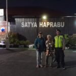 Seorang lansia asal Kabupaten Tegal, Ruslani (76), yang terpisah dari rombongan wisata di Taman Bunga New Celosia, Bandungan, Minggu (28/6/2026), berhasil ditemukan selamat di kawasan Alun-alun Lama Ungaran setelah dibantu seorang tukang ojek dan diamankan di Polsek Ungaran. Kepolisian kemudian berkoordinasi hingga korban kembali bertemu keluarganya serta mengimbau wisatawan lebih waspada saat bepergian bersama lansia dan anak-anak.