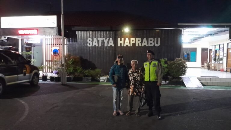 Seorang lansia asal Kabupaten Tegal, Ruslani (76), yang terpisah dari rombongan wisata di Taman Bunga New Celosia, Bandungan, Minggu (28/6/2026), berhasil ditemukan selamat di kawasan Alun-alun Lama Ungaran setelah dibantu seorang tukang ojek dan diamankan di Polsek Ungaran. Kepolisian kemudian berkoordinasi hingga korban kembali bertemu keluarganya serta mengimbau wisatawan lebih waspada saat bepergian bersama lansia dan anak-anak.