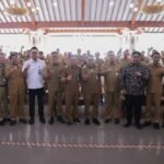 Program Inpres Jalan Daerah (IJD) dinilai mampu mendorong pertumbuhan ekonomi di Jawa Tengah melalui peningkatan konektivitas antarwilayah. Gubernur Ahmad Luthfi menyampaikan hal itu saat peresmian bantuan IJD di Pendopo Kabupaten Pati, Selasa (23/6/2026), dengan menegaskan bahwa pembangunan jalan menuju kawasan wisata, desa wisata, serta sentra ekonomi akan menjadi prioritas untuk memperluas akses, memperlancar distribusi, dan meningkatkan kesejahteraan masyarakat